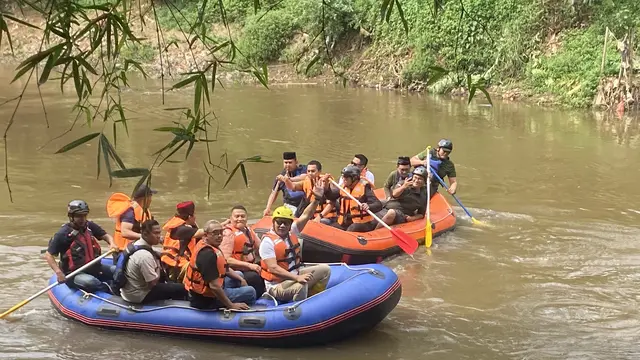 Cagub Jakarta Ridwan Kamil melanjutkan rangkaian kampanye dengan menyambangi Kali Ciliwung dari titik Condet Jakarta Timur, Kamis (3/10/2024).