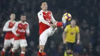 Pemain Arsenal, Mesut Ozil, mengontrol bola saat melawan Watford pada laga Liga Inggris di Stadion Emirates, Selasa, (31/1/2017). (AP Photo/Frank Augstein)