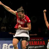 Pasangan ganda putri Indonesa melakukan selebrasi ketika lolos ke babak final Indonesia Open 2015. Via: Bola.com