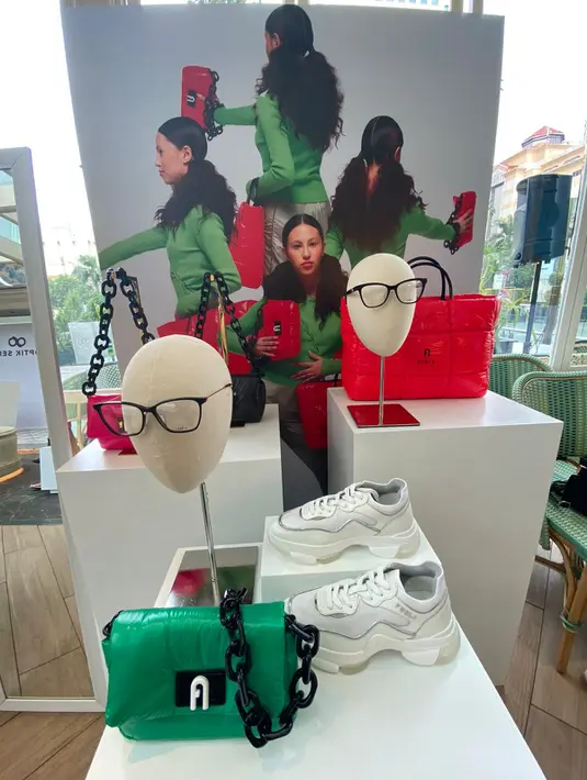 <p>Koleksi yang didedikasikan untuk mereka yang menyukai penampilan tegas dan kontemporer. Beragam siluet ikonik dan desain baru di mana keanggunan berpadu dengan detail yang lebih riang berhasil membawa pesona. Sama seperti material nylon, dengan sikap aktifnya, protagonis yang bersemangat dengan nuansa ceria. / Foto: Adinda Tri Wardhani.</p>