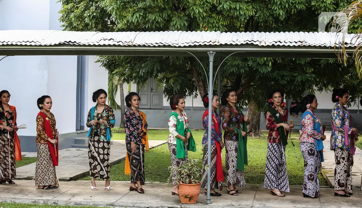Peserta mengikuti rangkaian acara Bulan Kebangkitan, di Museum Kebangkitan Nasional, Jakarta, Sabtu (21/5/2022). Memperingati Hari Kebangkitan Nasional, Meseum Kebangkitan bekerjasama dengan Belantara Budaya Indonesia menggelar acara dengan tema “Masa Bangkit Wastra dan Budaya”. (Liputan6.com/Johan Tallo)