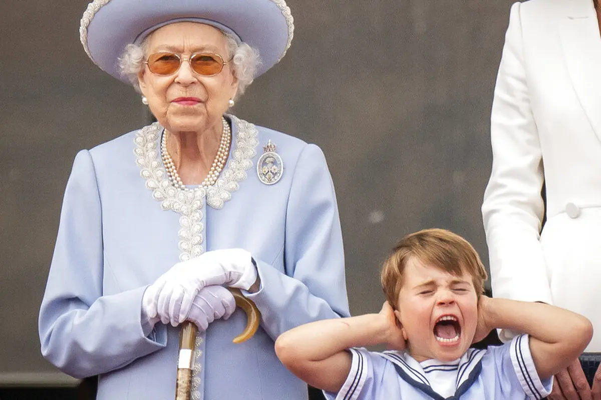 Ratu Elizabeth II dan Pangeran Louis di perayaan Platinum Jubilee. (Aaron Chown/Pool Photo via AP)