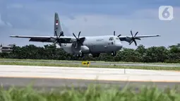 Pesawat Super Hercules C-130J bersiap untuk mendarat di Lanud Halim Perdanakusuma, Jakarta Timur, Senin (6/3/2023). Sebelumnya, Kepala Dinas Penerangan TNI Angkatan Udara (Kadispenau) Marsma TNI Indan Gilang Buldansyah mengatakan lima pesawat Super Hercules C-130J akan dikirim dari AS mulai Maret 2023 hingga Januari 2024. (merdeka.com/Iqbal S. Nugroho)
