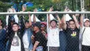 Sejumlah penonton berusaha merekam dengan gawainya saat ajang Jakarta E-Prix 2025 yang berlangsung di Jakarta International ePrix Circuit, Ancol, Sabtu (21/6/2025). (Bola.com/M Iqbal Ichsan)