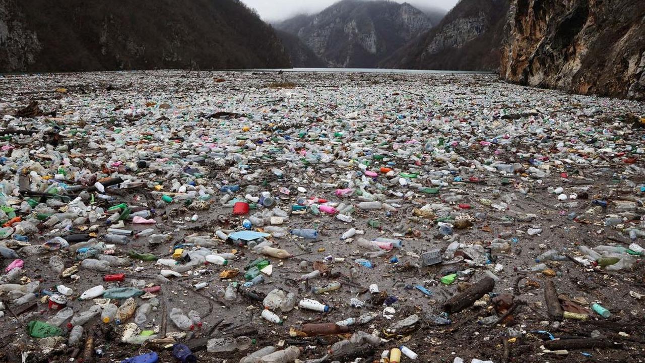 Pemandangan indah Sungai Drina dengan air biru kehijauan harus rusak akibat tumpukan sampah yang mengapung, pada 5 Januari 2024. Potret miris ini menyambut&nbsp;para wisatawan di Kota Visegard yang bersejarah di Bosnia.