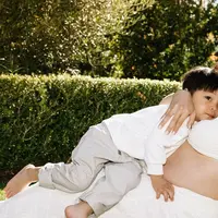 Nikita Willy bergaya penuh keibuan dengan sport bra dan celana training yang nyaman. Dengan baby bump-nya, ia tak ragu memeluk Issa yang bersandar di dadanya [@nikitawillyofficial94]