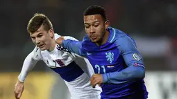 Dalam laga ini Memphis Depay baru bermain pada babak kedua usai menggantikan posisi Wesley Sneijder. (AFP/John Thys)