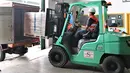 Teknisi membawa perkakas pertukangan berdaya listrik (power tools) yang akan didistribusikan ke Pulau Sulawesi, di sela-sela peresmian gudang baru Bosch, Maksasar (1/04/2022). Bosch optimistis tumbuhkan bisnis power tools-nya di kawasan Indonesia Timur dua kali lipat. (Liputan6.com/HO/Bosch)