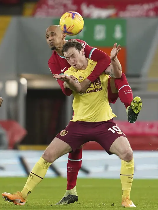 Gelandang Liverpool, Fabinho berebut bola dengan penyerang Burnley, Ashley Barnes pada laga pekan ke-19 Liga Inggris 2020-2021 di Stadion Anfield, Jumat dini hari WIB (22/1/2021). Liverpool kalah tipis 0-1 atas Burnley sekaligus menelan kekalahan ketiga musim ini. (AP Photo/Jon Super, Pool)
