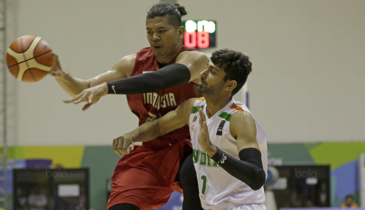 Valentino Wuwungan berduel dengan Bukankere Khrisne Gowda asal India pada turnamen invitasi sebagai ajang test event Asian Games 2018 di Hall Basket Senayan pada Jumat (9/2/2018) (Bola.com/Peksi Cahyo)