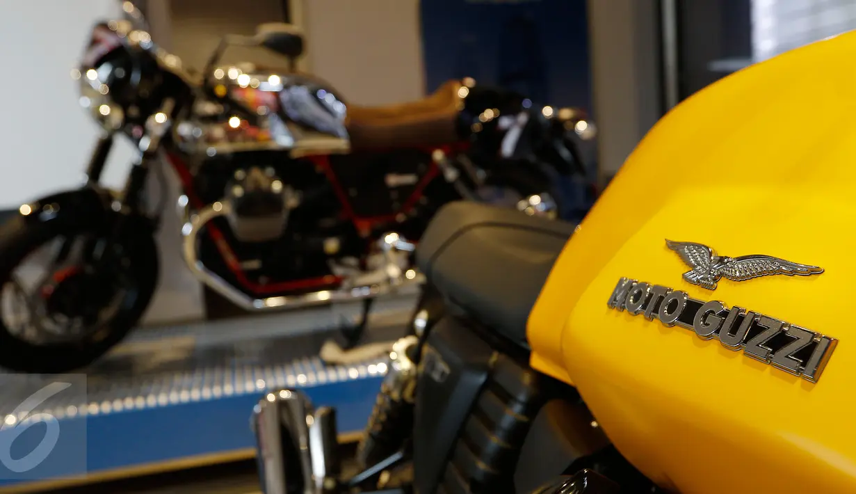 Pengendara yang juga fotografer berpose diatas motor Moto Guzzi V7 Stone dan Moto Guzzi V7 Racer, Jakarta Selatan, (21/01). IMA tahun ini menjadi perjalanan fotografi menempuh jarak 350 km dan berakhir di Denpasar, Bali. (Liputan6.com/Fery Pradolo)