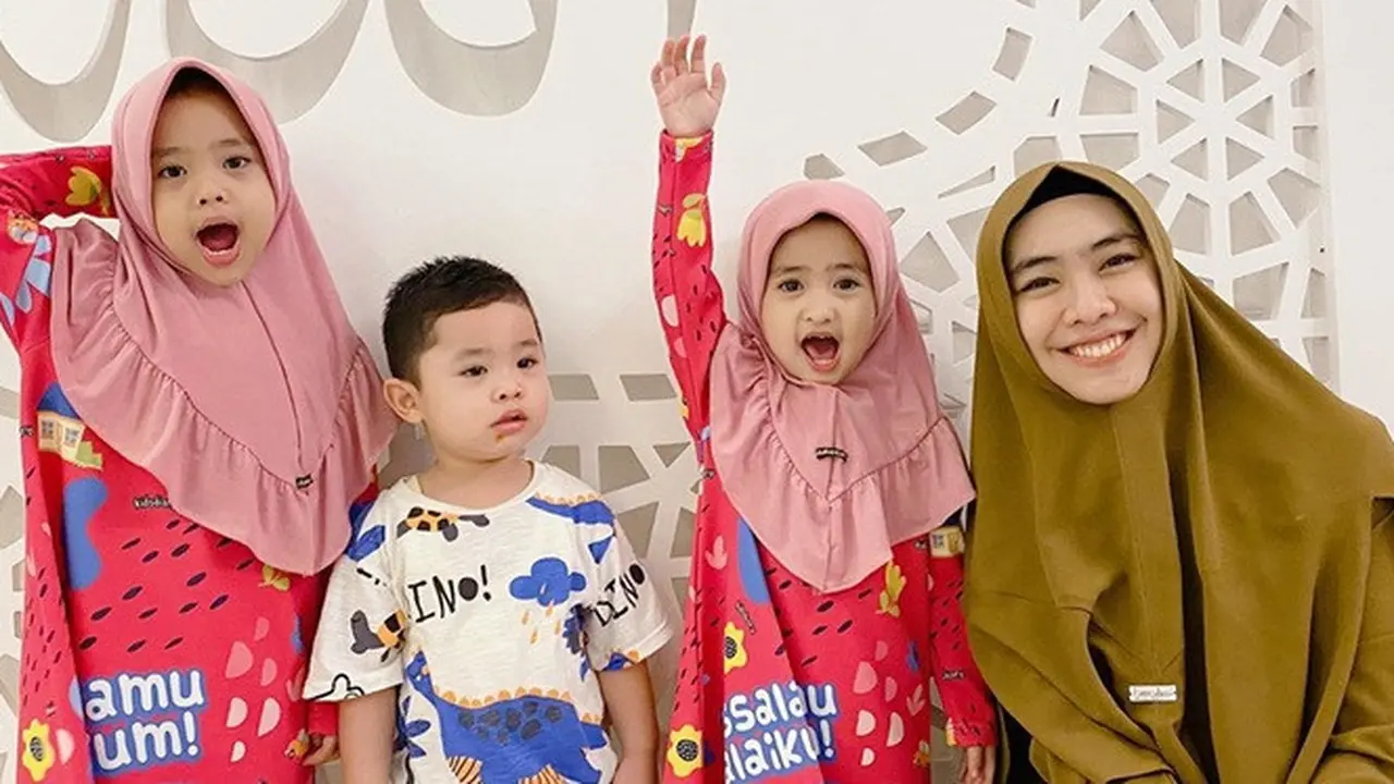 Hamil Anak Ke-4, Ini 7 Potret Seru Oki Setiana Dewi dengan Buah Hatinya
