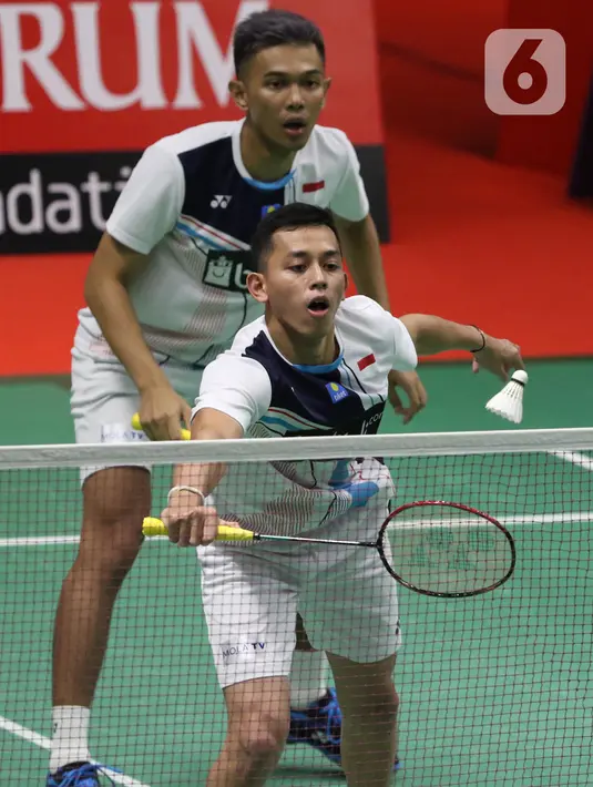 Pebulutangkis Indonesia, Fajar Alfian/Muhammad Rian Ardianto saat melawan Qu Xuan Yi/Zhang Nan (China) pada babak kedua ganda putra Indonesia Masters 2020 di Istora GBK, Jakarta, Kamis (16/1/2020). Fajar/Rian unggul 21-10 12-21 21-19. (Liputan6.com/Helmi Fithriansyah)