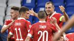 Pemain Rusia merayakan gol yang dicetak Artyom Dzyuba ke gawang Serbia pada laga Nations League di VTB Areba, Jumat (4/9/2020) dini hari WIB. Rusia menang 3-1 atas Serbia. (AFP/Alexander Nemenov)
