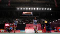 Pasangan Ganda Putri Indonesia, Della Haris (kiri)  dan Rizki Amelia merayakan keberhasilan mencetak poin melawan pasangan China, Chen Qingchen dan Jia Yifan pada babak kedua Daihatsu Indonesia Master 2018 di Istora Senayan, Kamis (25/1/2018).