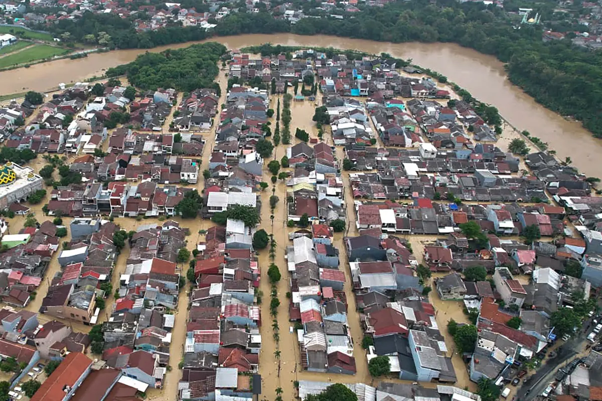 Bekasi Lumpuh, Banjir Rendam Perkumiman hingga Perkantoran