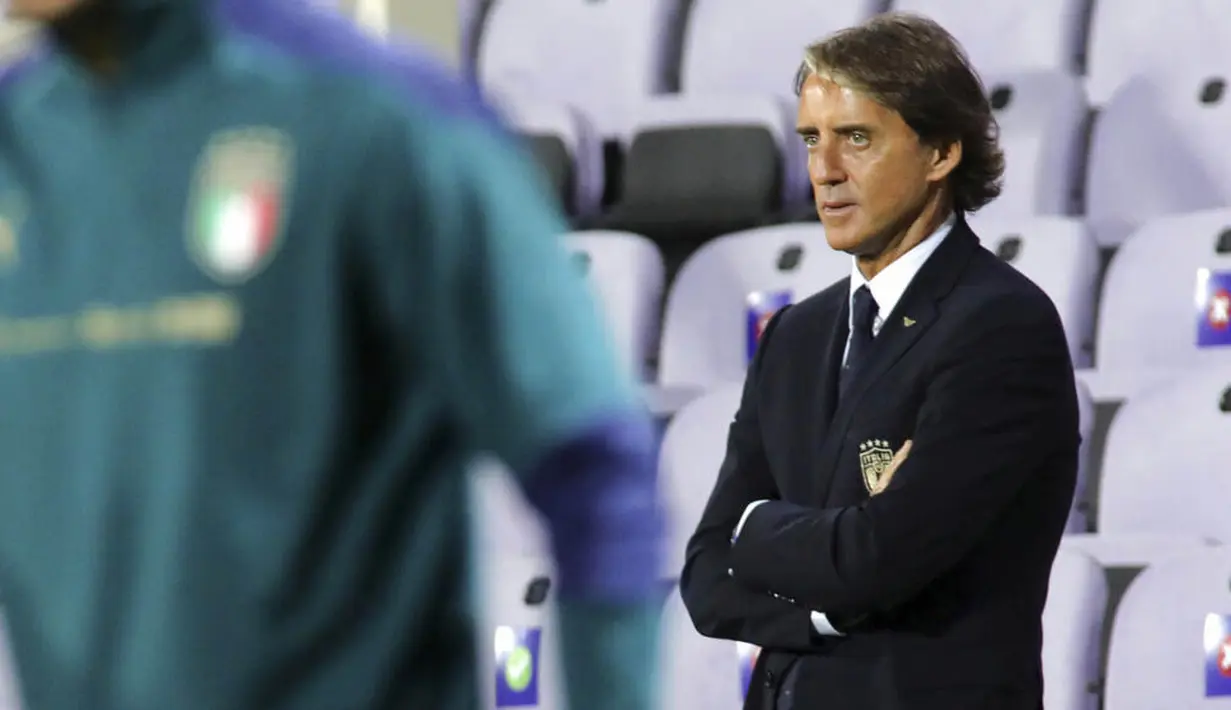 Pelatih Italia, Roberto Mancini, mengamati permainana anak asuhnya saat melawan Moldova pada laga uji coba di Stadion Artemio Franchi, Kamis (9/10/2020). Italia menang dengan skor 6-0. (Marco Bucco/LaPresse via AP)