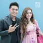 Artis Barbie Kumalasari ditemani suaminya Galih Ginanjar berpose saat ditemui di kawasan Tandean, Jakarta, Selasa (4/9). Bagi Kumalasari, seseorang memiliki kebebasan untuk pergi dengan siapa. (Liputan6.com/Faizal Fanani)