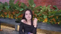 Selebgram Berlliana Lovell menunjukkan eksistensi di industri musik Tanah Air. Bersama label musik ANM, ia merilis single anyar "Tuhan Pasti Tahu."