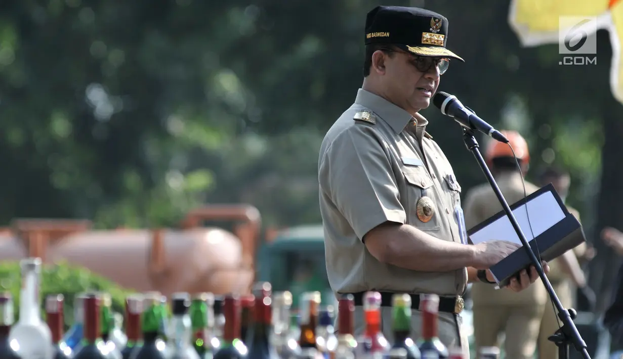 Gubernur DKI Jakarta, Anies Baswedan memberikan sambutan saat memimpin pemusnahan minuman keras (miras) di Lapangan Silang Monas Tenggara, Senin (27/5/2019). Pemprov DKI memusnahkan 18.174 botol miras tanpa izin hasil penertiban periode Januari 2019 hingga Mei 2019. (merdeka.com/Iqbal S Nugroho)