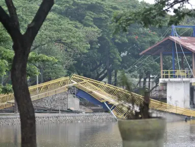 Kondisi jembatan pascaambruk di Hutan Kota Kemayoran, Jakarta, Minggu (22/12/2019). Jembatan gantung berbentuk lengkung dan berwarna kuning tersebut ambruk sekitar pukul 13.30 WIB dan hingga kini masih diselidiki penyebab peristiwa itu. (Merdeka.com/Iqbal S. Nugroho)