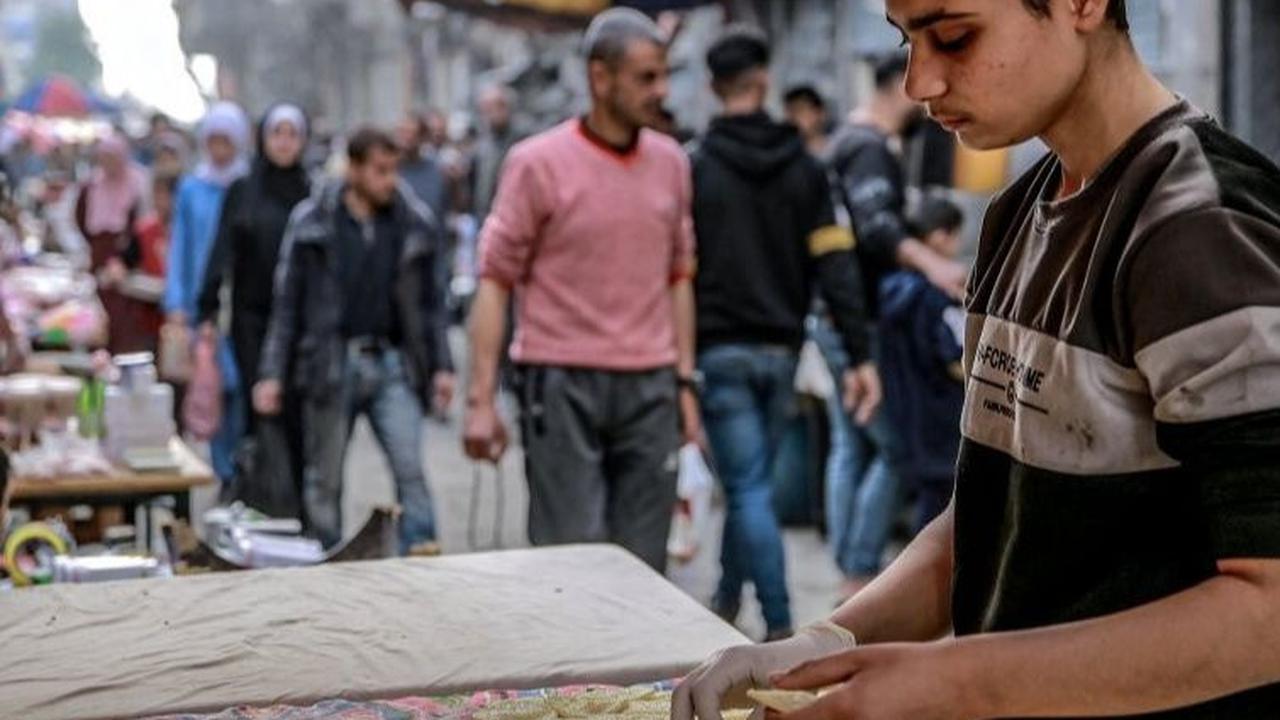 Akibat serangan, beberapa bahan makanan dan barang kebutuhan lainnya sulit didapatkan. Namun, para pedagang berusaha untuk menghadirkan barang-barang yang dibutuhkan untuk warga Gaza. Foto: AFP
