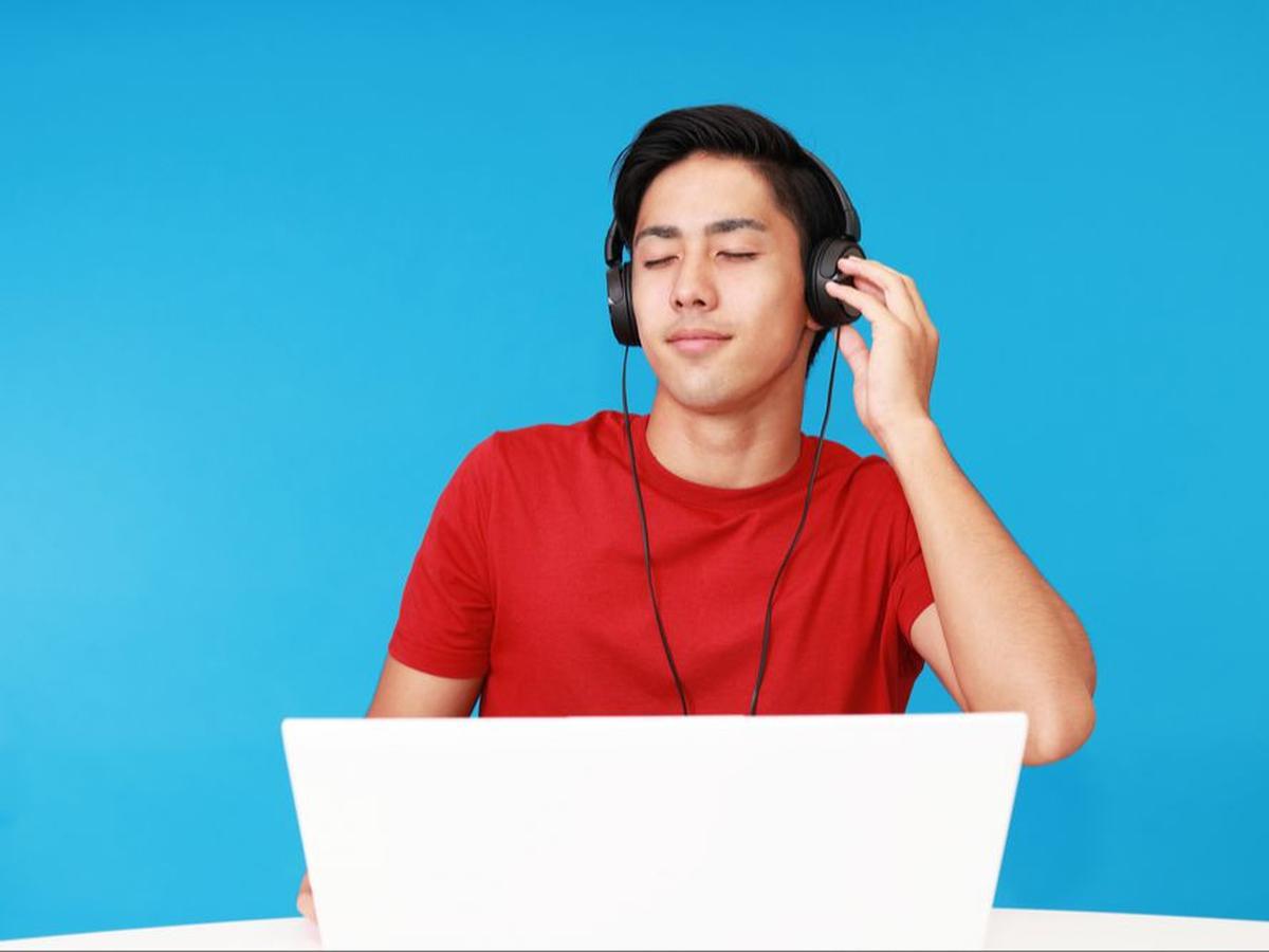 Mendengarkan Musik Terlalu Kencang<br>