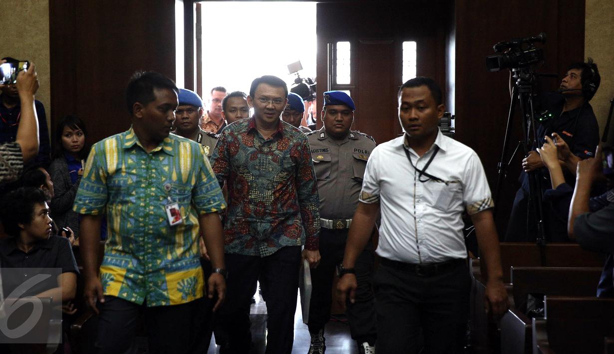 Gubernur DKI, Basuki Tjahaja Purnama tiba di Pengadilan Tipikor Jakarta, untuk menjadi saksi dalam persidangan dengan terdakwa Mohamad Sanusi, Senin (4/9). Ahok menjadi saksi atas kasus dugaan suap raperda tentang reklamasi. (Liputan6.com/Faizal Fanani)