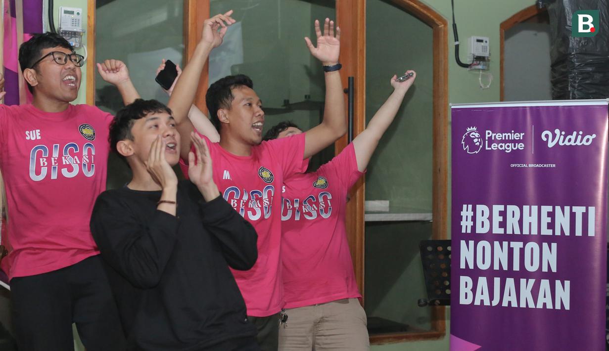 Fans Chelsea tampak bersorak sorai mendukung The Blues melawan Manchester City pada acara Roaring Night di Balik Arah Coffee & Food Space, Bekasi, Jawa Barat, Sabtu (17/2/2024). (Bola.com/Pradipta Rama Baskara)