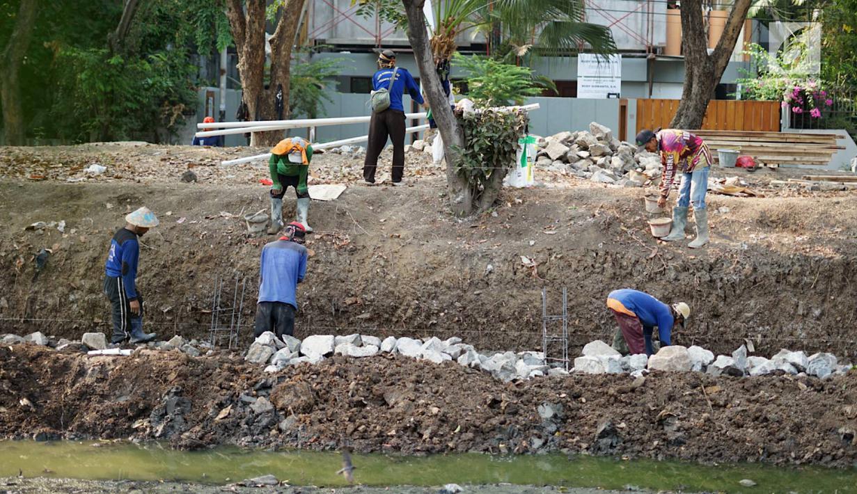 Pekerja menyelesaikan pembuatan turap bermaterialkan ban bekas di Kali Karang Bolong, Ancol, Jakarta, Rabu (4/9/2019). Suku Dinas Sumber Daya Air (SDA) menggunakan 2.400 ban bekas truk sampah sebagai turap dalam program naturalisasi di sepanjang 400 meter. (Liputan6.com/Immanuel Antonius)