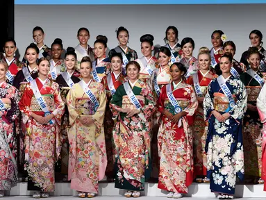 Para kontestan Miss International Beauty Pageant berpose mengenakan baju tradisional Jepang, Kimono saat konferensi pers di Tokyo (27/10). Final Miss International Beauty Pageant ke-57 akan diadakan pada 14 November mendatang. (Toshifumi KITAMURA/AFP)
