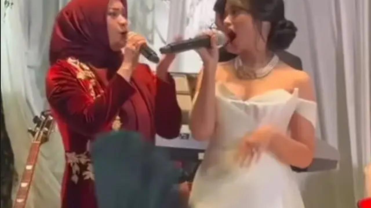 Foto-Foto Aldi Bragi Duet dengan Ikke Nurjanah, Penuh Makna dan Emosional