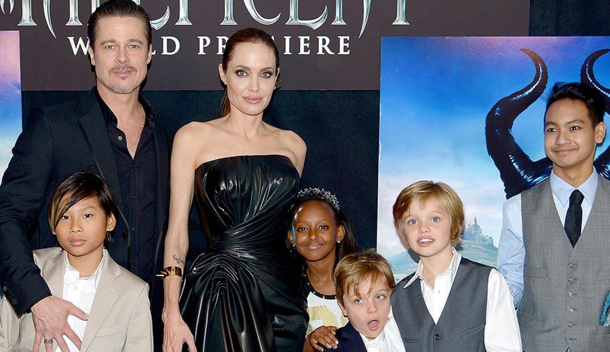 Angelina Jolie dan Brad Pitt bersama anak-anak mereka [foto: In Touch Weekly]
