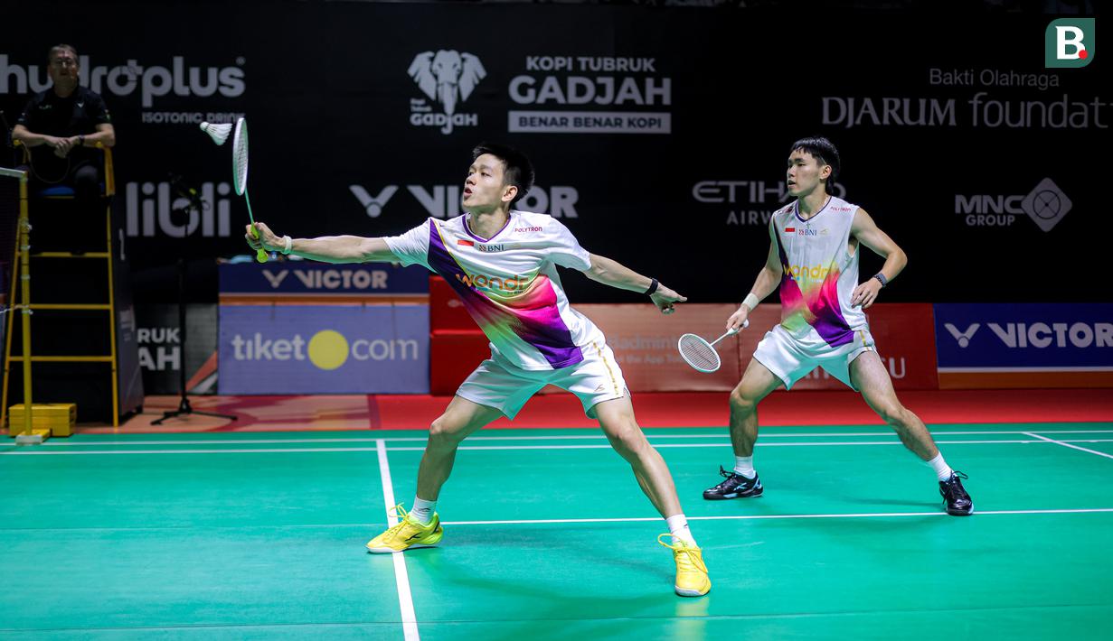 Pebulu tangkis ganda putra Indonesia, Raymond Indra/Nikolaus Joaquin berusaha mengembalikan kok ke arah pasangan Prancis, Eloi Adam/Leo Rossi dalam laga babak 32 besar Indonesia Masters 2026 di Istora, Senayan, Jakarta, Selasa (20/01/2026). (Bola.com/Bagaskara Lazuardi)