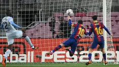 Striker Barcelona, Lionel Messi (kedua dari kanan), mencetak gol pertama timnya lewat sundulan kepala ke gawang Valencia dalam laga lanjutan Liga Spanyol 2020/21 di Camp Nou Stadium, Barcelona, Sabtu (19/12/2020). Barcelona bermain imbang 2-2 dengan Valencia. (AFP/Lluis Gene)