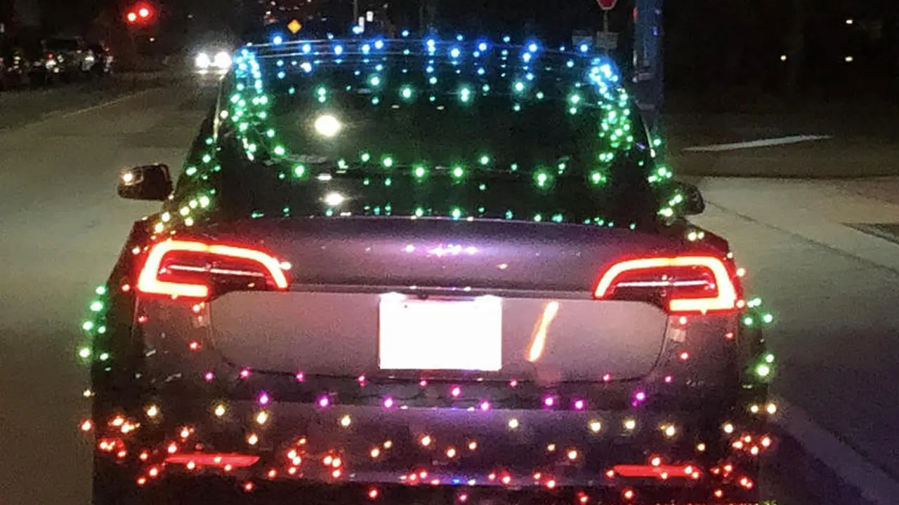 Mobil Dihias Seperti Pohon Natal
