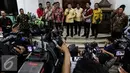 Setya Novanto memberikan keterangan usai melakukan pertemuan tertutup di kediaman Megawati Soekarnoputri di Jakarta, Minggu (20/11). Pertemuan tersebut juga membahas dukungan kepada Cagub DKI Jakarta Basuki Tjahaja Purnama. (Liputan6.com/Faizal Fanani)