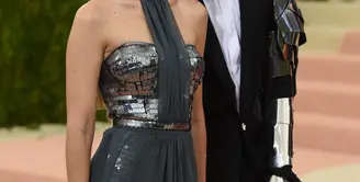 Dikabarkan putus beberapa waktu lalu, hubungan Zayn Malik dan Gigi Hadid terlihat kembali membaik. Mereka tertangkap kamera saat keduanya berniat mendukung penampilan Bella Hadid di LFW 2016 (18/9). (AFP/Bintang.com)