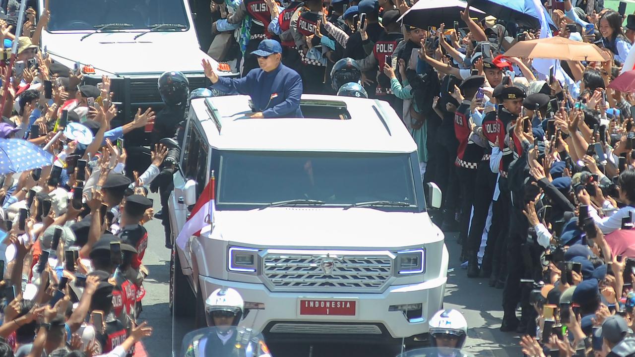 FOTO: Dari Atas Garuda Putih, Presiden Prabowo Panas-panasan Sapa Warga yang Padati Jalanan Menuju Istana Merdeka