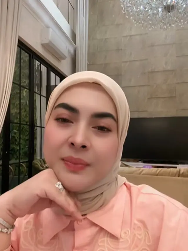Potret Ruang Keluarga Rumah Aisyahrani, Megah dengan Sentuhan Elegan dan Nuansa Hangat