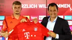 Gelandang baru Bayern Munchen, Mickael Cuisance foto bersama direktur olahraga  Hasan Salihamidzic selama presentasi dirinya di Munich, Jerman (20/8/2019). Mickael Cuisance  dibeli Munchen dari Borussia Monchengladbach. (AFP Photo/Pool/Alexander Hassenstein)