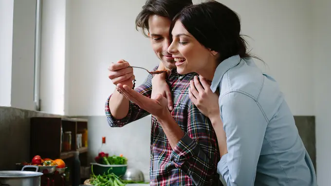 Sering-sering Masak Bareng Kalau Mau Hubunganmu Langgeng