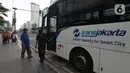 Penumpang turun dari  bus Transjakarta tujuan Kota-Blok M di Halte Pullman, Jakarta,Sabtu (10/10/2020). Moda transportasi umum Transjakarta tetap beroperasi normal, tapi untuk menurunkan penumpang tidak di lajur Bus Transjakarta karena Halte Utama Transjakarta di rusak. (merdeka.com/Imam Buhori)