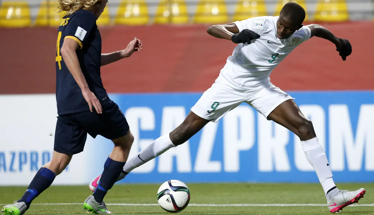 Pemain Nigeria, Victor Osimhen (kanan) berusaha melewati pemain Australia, Kye Rowles pada laga Piala Dunia U-17 di Sausalito Stadium, Vina del Mar, Valparaiso, Chile, 28 Oktober 2015. (AFP/Photosport/Andres Pina)