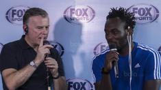 Pakar sepak bola, John Dykes, bersama gelandang Persib Bandung, Michael Essien, menghadiri media talkshow di Artotel, Jakarta,Sabtu (4/11/2017). Acara ini membahas seputar Premier League dan juga sepak bola Indonesia. (Bola.com/Vitalis Yogi Trisna)