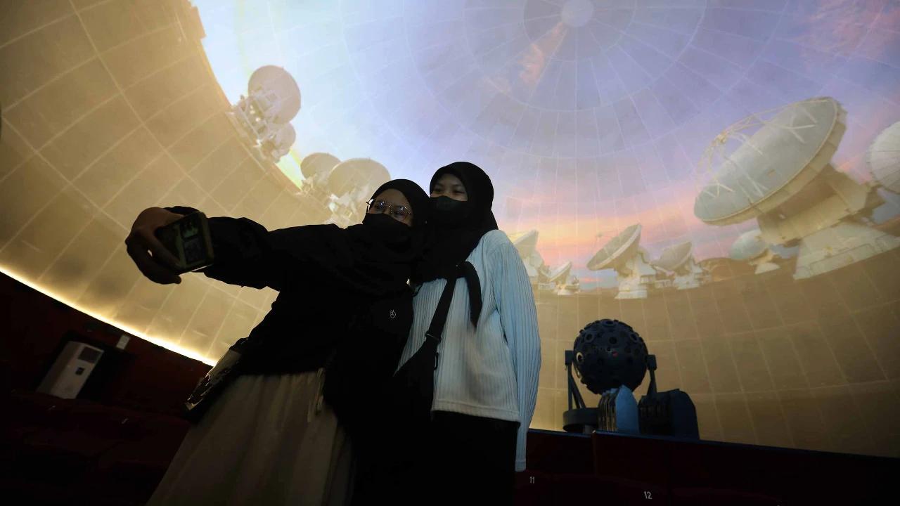 FOTO: Libur Natal Warga Kunjungi Planetarium Jakarta yang Kembali Dibuka