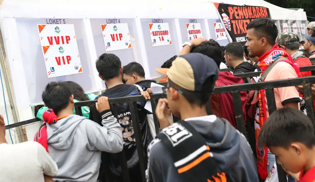 Suporter tim Persija memadati lokasi penukaran voucher on-line dengan tiket masuk Stadion GBK di Lapangan Blok S, Jakarta, Minggu (9/12). Persija akan melakoni laga penentuan gelar juara melawan Mitra Kukar. (Liputan6.com/Helmi Fithriansyah)