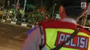 Polisi bersenjata berjaga di pos pelayanan terpadu Operasi Ketupat Lodaya 2019, Jalan Raya Pantura, Cirebon, Jawa Barat, Sabtu (1/6/2019). Objek pengamanan dalam Operasi Ketupat Tahun 2019 antara lain terminal, objek wisata, pelabuhan, stasiun kereta api, dan bandara. (Liputan6.com/Herman Zakharia)