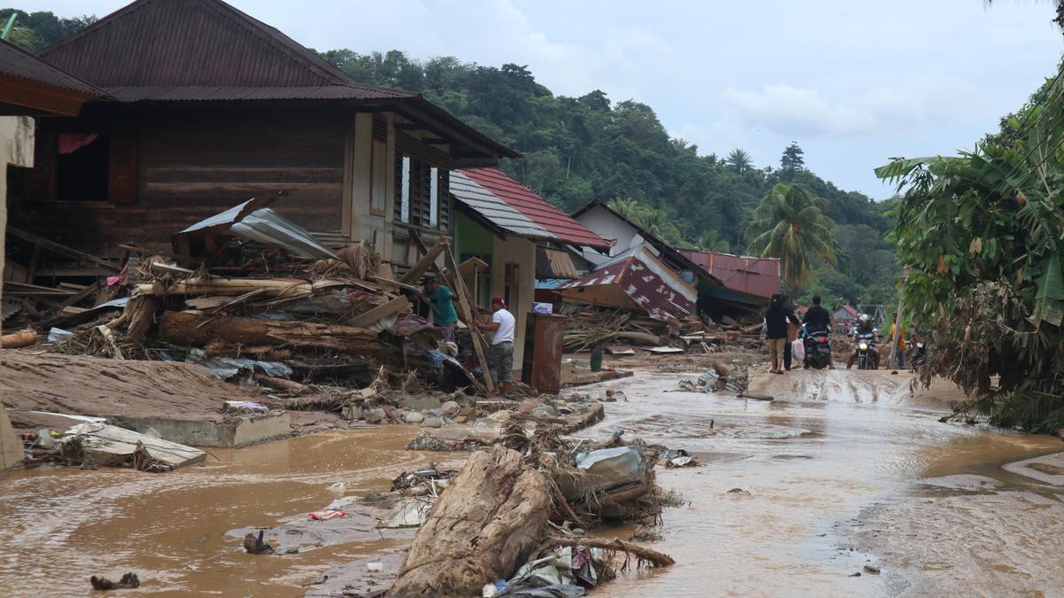 Salsa Korban Banjir di Batu Busuk Padang Pasrah Memandangi Bekas Teras Rumahnya: Hanyut Semua...