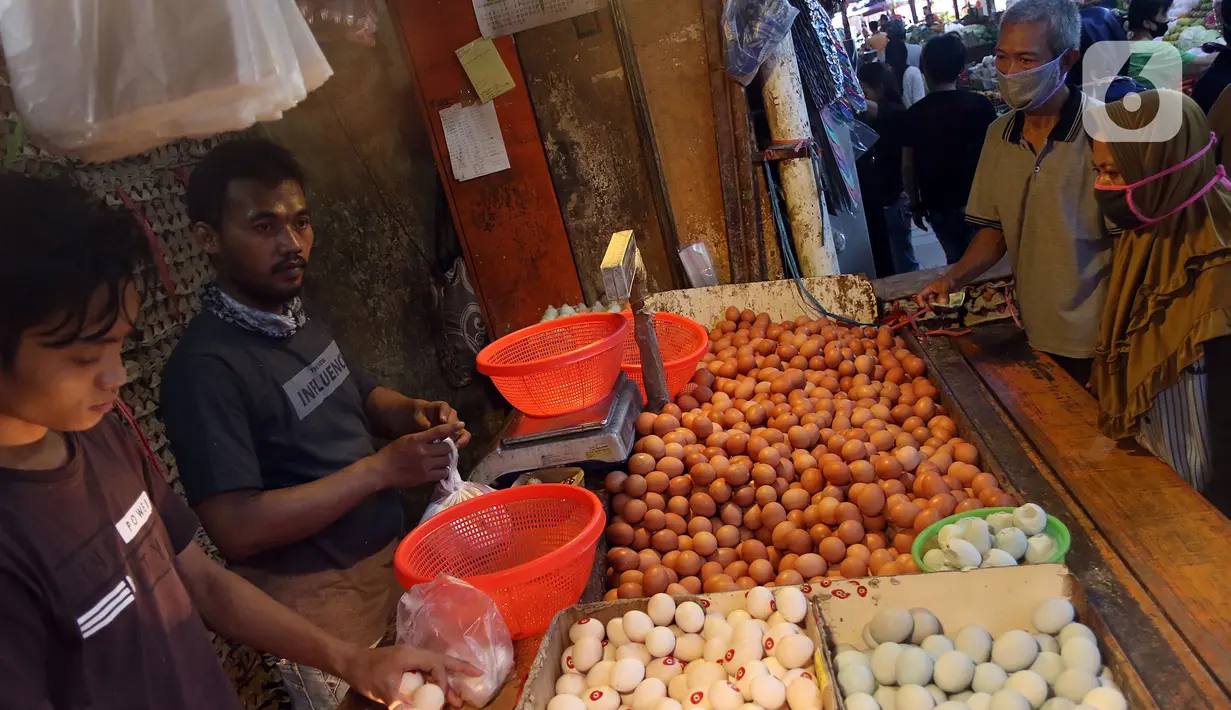 Aktivitas jual beli telur di pasar Kebayoran Lama, Jakarta, Kamis (5/7/2020).  Pemerintah lewat Kementerian Pertanian (Kementan) melarang peredaran telur ayam infertil atau telur HE (hatched eggs), tapi kenyataannya masih banyak diperjualbelikan di pasar. (Liputan6.com/Johan Tallo)
